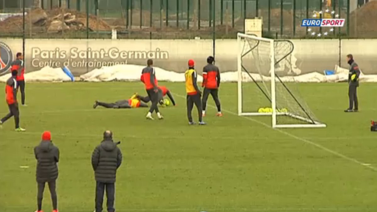Lagkamraten Zoumana Camara ramlar över honom och sätter knäet i ryggen och på huvudet på Zlatan.